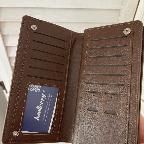 New Wallet, brown. Zippers to keep valuables protected - Picture 2 of 4